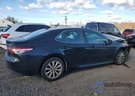 2020 Toyota Camry Le z USA, uszkodzony, nr VIN 4T1C11AK3LU981613